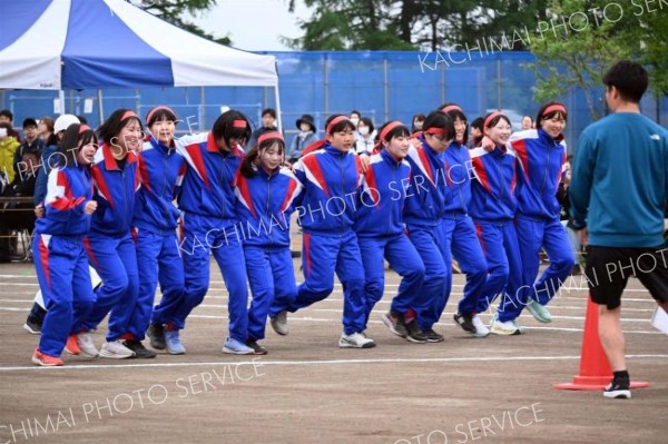 女子が参加した１１人１２脚！かけ声に合わせてグランドを駆け抜けた（３１日、更別中央、近藤周撮影）