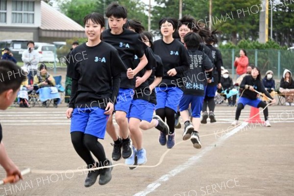 伝統の大縄跳び。体育祭唯一の学年対抗戦は接戦が繰り広げられた。最後の体育祭で息を合わせてジャンプする３年生たち（３１日、更別中央、近藤周撮影）