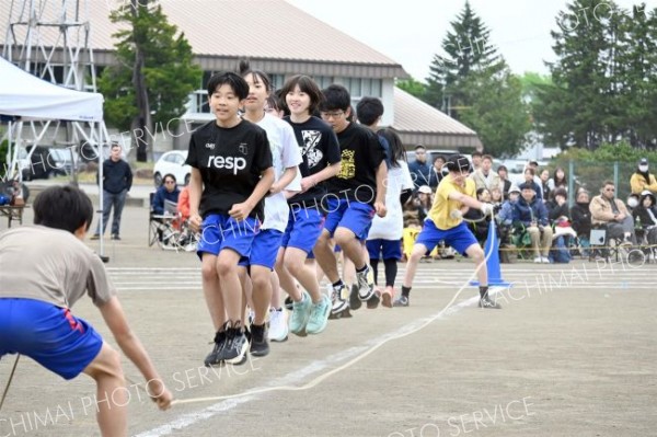 伝統の大縄跳び。体育祭唯一の学年対抗戦は接戦が繰り広げられた（３１日、更別中央、近藤周撮影）