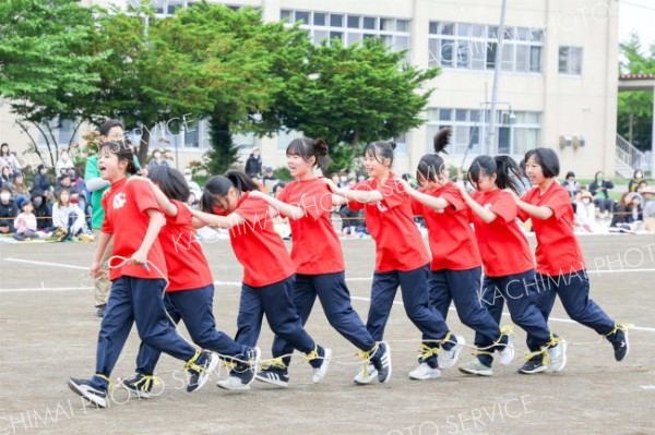 競技「女子ムカデ娘。’２５」で息を合わせて進む１年生の女子生徒たち（３１日、帯広第二、平栗玲香通信員撮影）