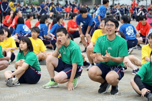 仲間を応援する生徒ら（３１日、帯広翔陽、助川かおる撮影）