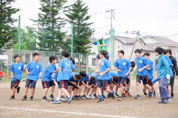 「１年男子二中清流下り」で協力してゴールを目指す生徒ら（３１日、帯広第二、平栗玲香撮影）