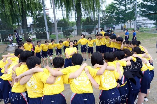 円陣を組む生徒ら（３１日、帯広翔陽、助川かおる撮影）