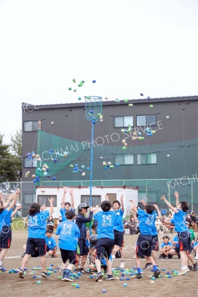目いっぱい高く手を伸ばして玉を入れる１年生の生徒ら（３１日、帯広第二、平栗玲香撮影）