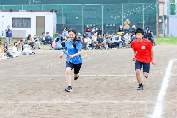 全員リレーで笑顔で走る生徒ら（３１日、帯広第二、平栗玲香撮影）