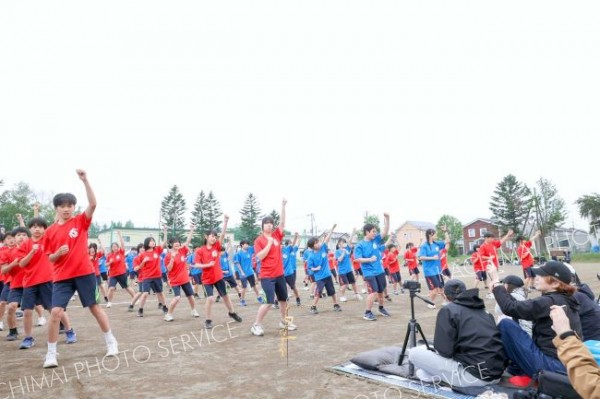 二中ダンスを披露する生徒ら（３１日、帯広第二、平栗玲香撮影）