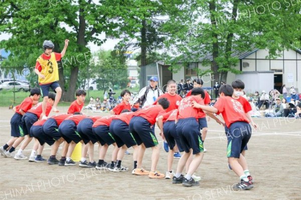 競技「３年男子二中征服」で力を合わせてゴールを目指す生徒ら（３１日、帯広第二、平栗玲香撮影）