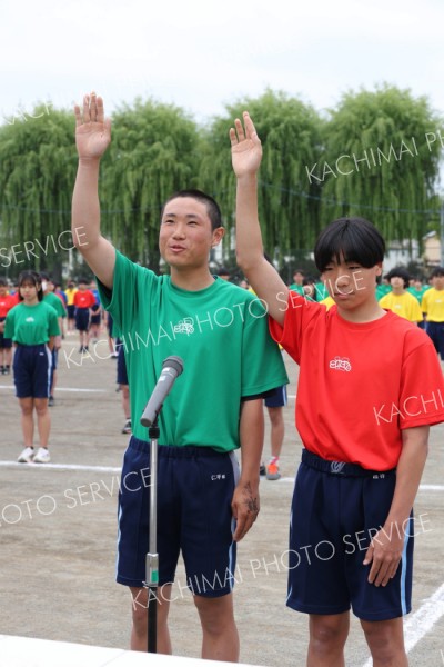 元気よく選手宣誓する生徒代表（３１日、帯広翔陽、助川かおる撮影）