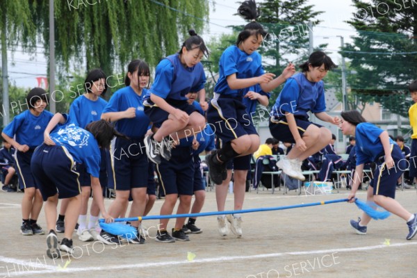 競技「タイフーンでＳＨＯＹＯ」でタイミング合わせてジャンプ（３１日、帯広翔陽、助川かおる撮影）