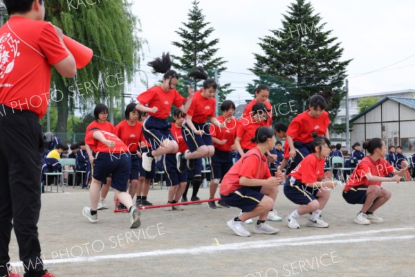 競技「タイフーンでＳＨＯＹＯ」でタイミング合わせてジャンプ（３１日、帯広翔陽、助川かおる撮影）