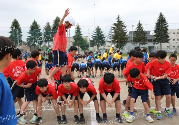 「ＳＨＯＹＯ下り」に取り組む１年生（３１日、帯広翔陽、助川かおる撮影）