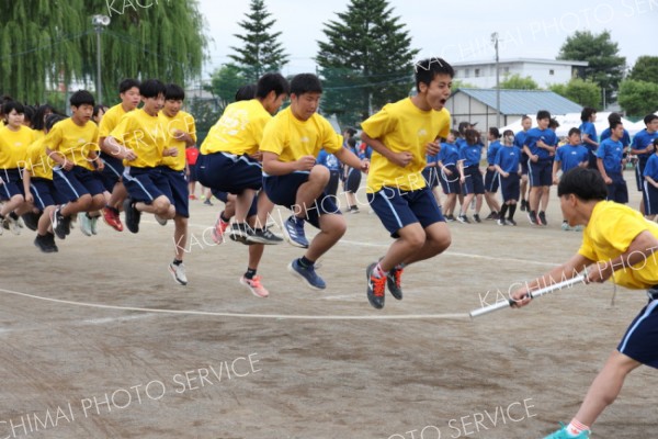 「翔陽ジャンプ」を行う生徒たち（３１日、帯広翔陽、助川かおる撮影）