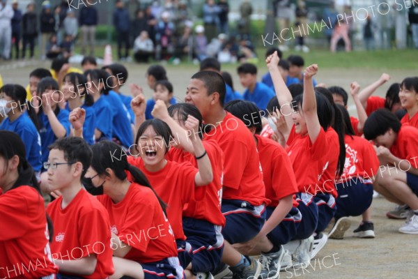 順位発表で歓喜する生徒ら（３１日、帯広翔陽、助川かおる撮影）
