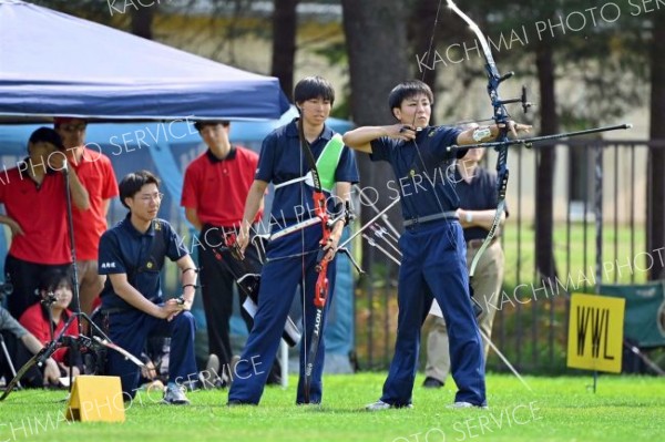【男子団体３位決定戦・帯工－札幌月寒】弓を引く帯工。