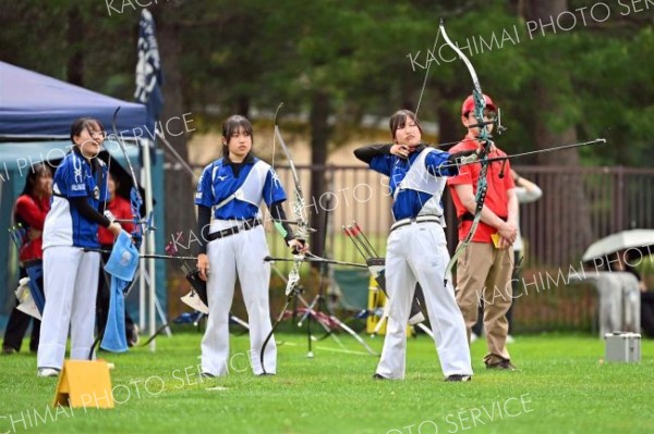【女子団体戦決勝・帯三条―札幌啓北商】的を狙う帯三条。