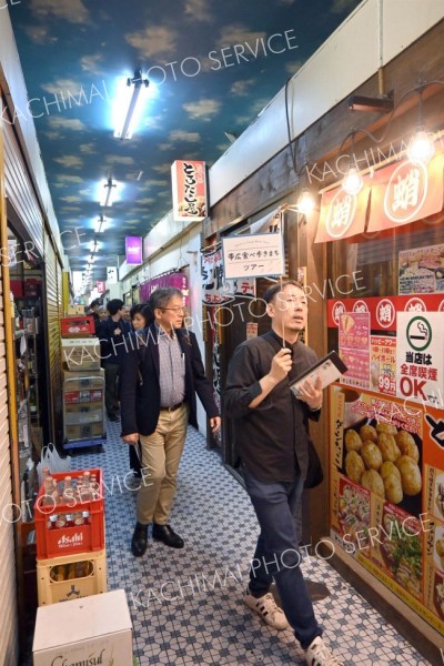 参考になる情報を交え、参加者にまちなかの店を紹介する