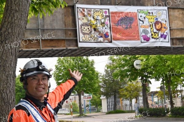 障害児の描いた絵、補修中の歩道橋に
