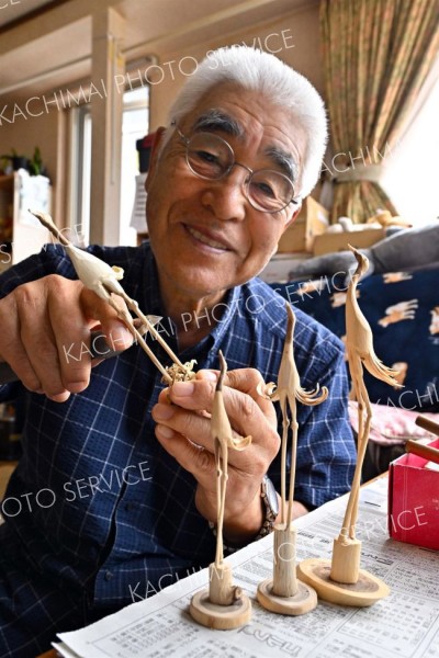 １本の枝からツルやシマエナガ　帯広の福山さん趣味の彫刻～こぼれ話