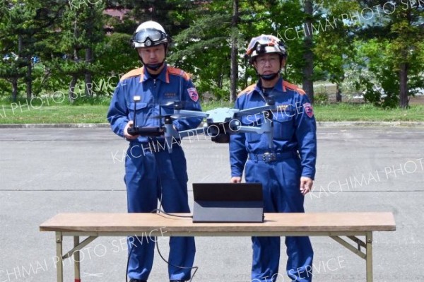 今年度からの運用開始を受け、ドローン操縦訓練を行う大樹消防署の署員ら