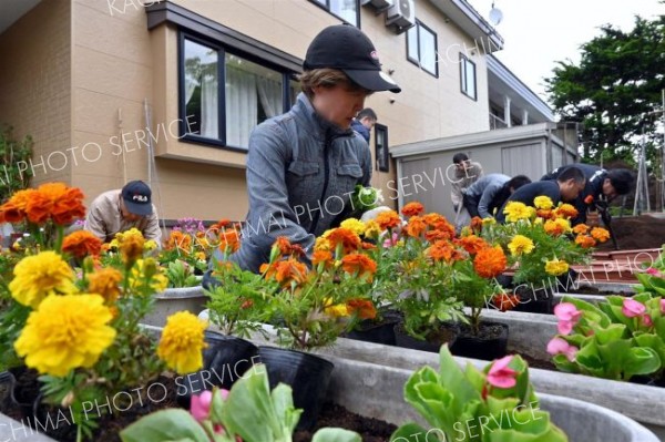 花を植える参加者ら