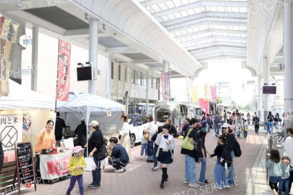 「食」や「見る」などの催しで会場にぎわう　広小路マーケット開催