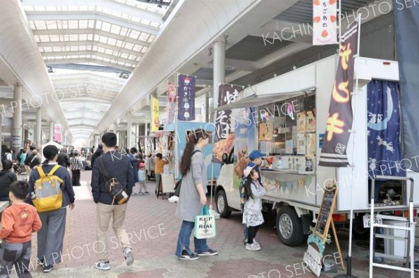 家族連れなどでにぎわう広小路の会場（助川かおる通信員撮影）