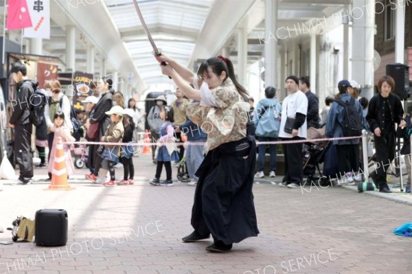 新たに設けられた「見る」の企画で殺陣のパフォーマンスを披露する天城弥子さん（助川かおる通信員撮影）