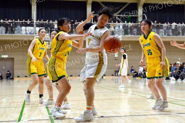 女子決勝・帯大谷―白樺学園（金野和彦撮影）