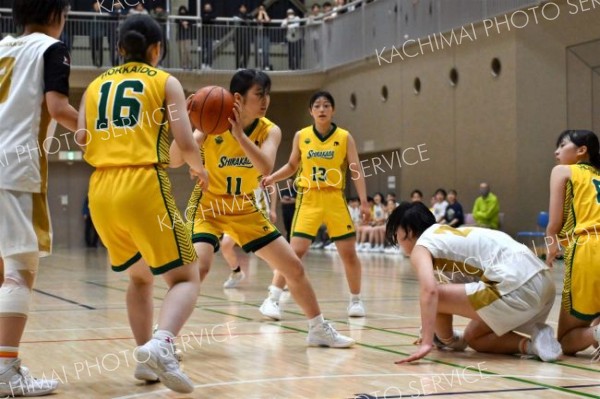 女子決勝・帯大谷―白樺学園（金野和彦撮影）
