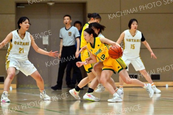 女子決勝・帯大谷―白樺学園（金野和彦撮影）