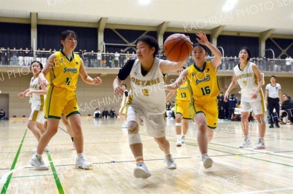 【女子決勝リーグ・帯大谷―白樺学園】第４クオーター、リバウンドのボールを奪う帯大谷の折笠瑠南主将（白色ユニホーム、手前）＝金野和彦撮影