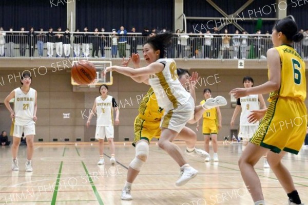 【女子決勝リーグ・帯大谷―白樺学園】第３クオーター、ゴールへ果敢に攻め込む帯大谷の畠山心菜（手前の白色ユニホーム、金野和彦撮影）