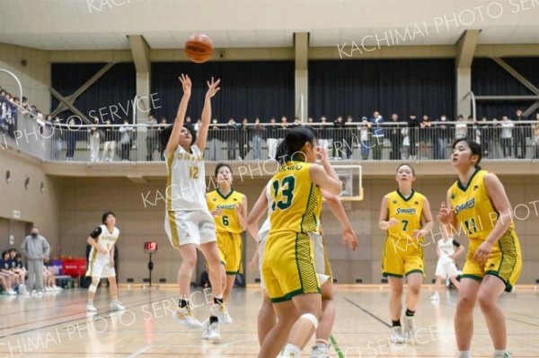 【女子決勝リーグ・帯大谷―白樺学園】第３クオーター、３ポイントシュートを放つ帯大谷の岩崎羽那（金野和彦撮影）