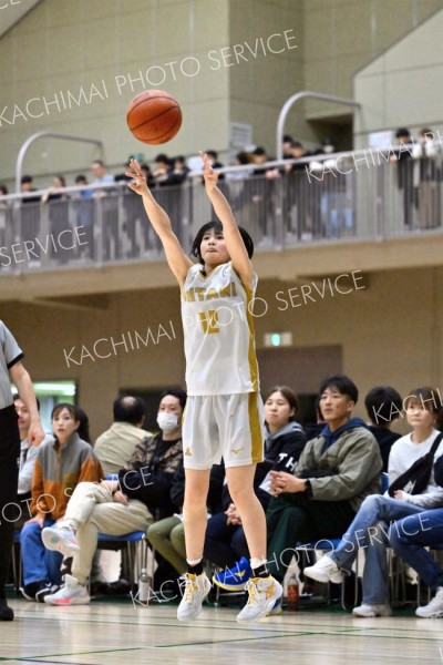 【女子決勝リーグ・帯大谷―白樺学園】第３クオーター、３ポイントシュートを放つ帯大谷の岩崎羽那（金野和彦撮影）