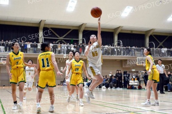【女子決勝リーグ・帯大谷―白樺学園】第４クオーター、相手のディフェンスをかわし、ゴールを狙う帯大谷の畠山心菜（白色ユニホーム、金野和彦撮影）