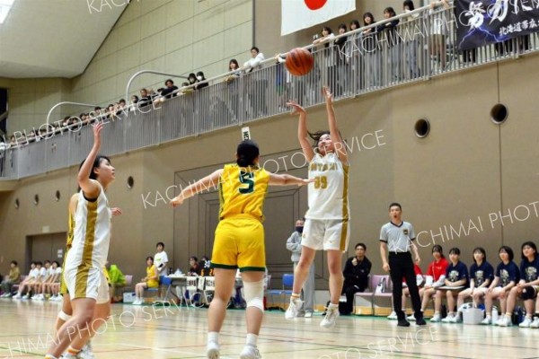 【女子決勝リーグ・帯大谷―白樺学園】第１クオーター、３ポイントシュートを放つ帯大谷の畠山心菜（白色ユニホーム、右）＝金野和彦撮影