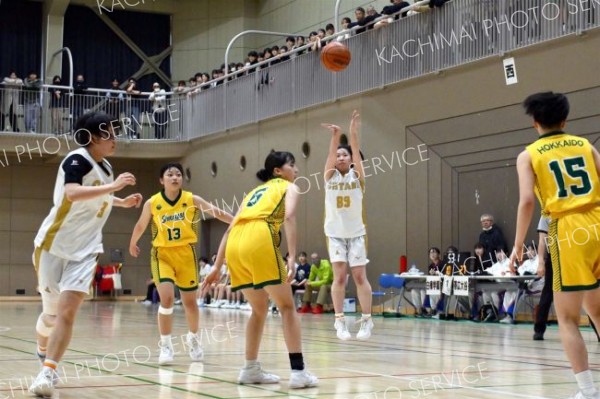 【女子決勝リーグ・帯大谷―白樺学園】第１クオーター、３ポイントシュートを決める帯大谷の畠山心菜（白色ユニホーム、中央）＝金野和彦撮影