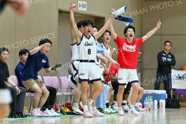 男子決勝・白樺学園―帯大谷（金野和彦委撮影）