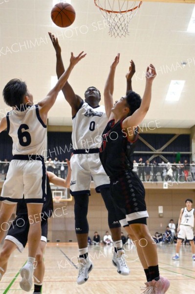 男子決勝・白樺学園―帯大谷（金野和彦委撮影）