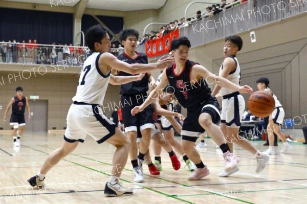 男子決勝・白樺学園―帯大谷（金野和彦委撮影）