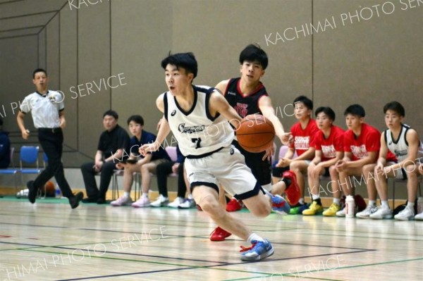 【男子決勝リーグ・白樺学園―帯大谷】第２クオーター、相手ゴールへ攻め入る白樺学園の齊藤煌空（手前）＝金野和彦撮影