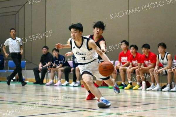 【男子決勝リーグ・白樺学園―帯大谷】第２クオーター、相手ゴールへ攻め入る白樺学園の齊藤煌空（手前）＝金野和彦撮影