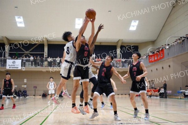男子決勝・白樺学園―帯大谷（金野和彦撮影）