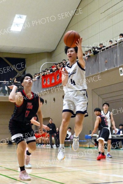 男子決勝・白樺学園―帯大谷（金野和彦撮影）