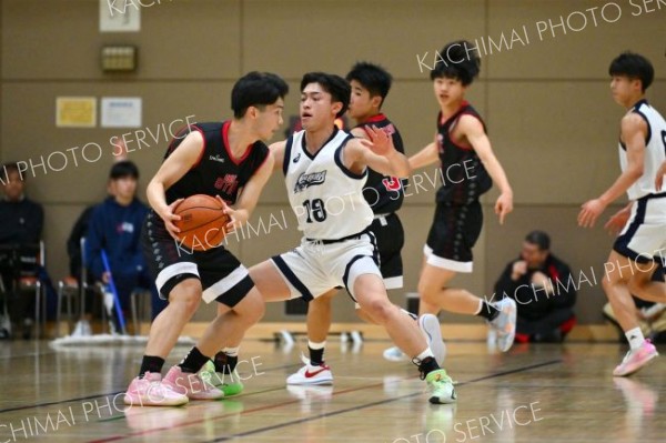 男子決勝・白樺学園―帯大谷（金野和彦撮影）