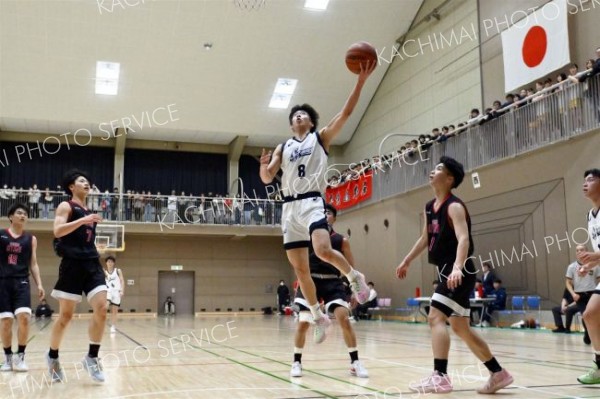 男子決勝・白樺学園―帯大谷（金野和彦撮影）