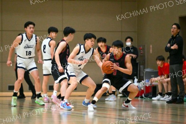 男子決勝・白樺学園―帯大谷（金野和彦撮影）