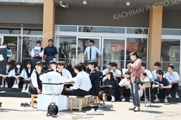 移動式足湯と講師招き授業　帯広大谷高校　ふく井ホテル協力で 2