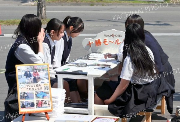 足湯に浸かりながら課題をこなす生徒たち