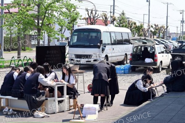 移動式足湯と講師招き授業　帯広大谷高校　ふく井ホテル協力で 5